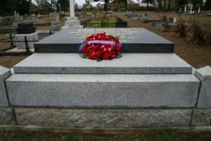 Lord-Casey-headstone-wreath-2